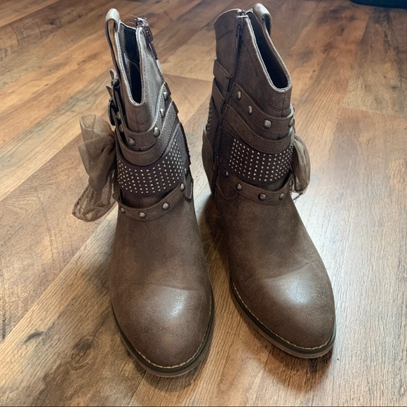 Adorable studded straps & tulle bow ankle booties - Picture 5 of 10